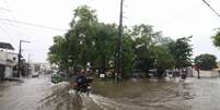 Vista de avenida alagada na Zona Oeste de Recife (PE) por conta das fortes chuvas nesta quarta-feira (5)  Foto: MARLON COSTA/AGIF - AGÊNCIA DE FOTOGRAFIA/AGIF - AGÊNCIA DE FOTOGRAFIA/ESTADÃO CONTEÚDO