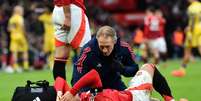 Lisandro Martinez, do Manchester United, recebendo atendimento médico após sofrer lesão  Foto: REUTERS/Peter Powell