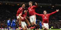  Foto: Gareth Copley/Getty Images - Legenda: Jogadores de Manchester United comemoram o gol marcado por Maguire / Jogada10