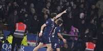 Foto: Divulgação / PSG - Legenda: Vitinha celebra o primeiro gol do PSG sobre o Monaco, que ele marcou cobrando falta / Jogada10