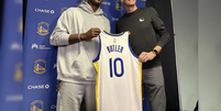 Jimmy Butler apresentado no Warriors com a camisa 10  Foto: Esporte News Mundo