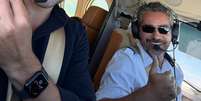 Márcio Carpena e Gustavo Carneiro dentro da aeronave  Foto: Reprodução/Redes sociais / Reprodução