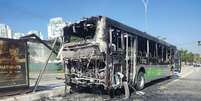 Ônibus foi atingido por destroços de avião e incêndio iniciou na parte traseira  Foto: Divulgação/CBPMESP