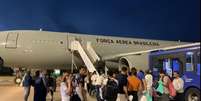Segundo grupo de brasileiros deportados dos EUA desde o início da gestão Trump desembarcou no Ceará na sexta-feira (7/2) e foi levado em avião da FAB até Belo Horizonte  Foto: FAB / BBC News Brasil