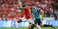 Inter e Grêmio duelam em Gre-Nal   Foto: Pedro H. Tesch/Getty Images / Esporte News Mundo
