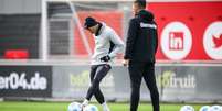  Foto: Divulga&ccedil;&atilde;o Leverkusen - Legenda: O t&eacute;cnico Xabi Aloso observa o treino do Leverkusen. Seu time visita o Wolfsburg, neste s&aacute;bado, pelo Alem&atilde;o / Jogada10
