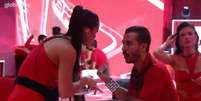 Troca de farpas no 'BBB 25'! Mateus e Eva batem boca em festa, após show de Péricles: 'Não venha me dar explicação'.  Foto: Reprodução, TV Globo / Purepeople
