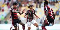  Foto: Marcelo Gon&ccedil;alves/Fluminense - Legenda: Canobbio e Pulgar disputam jogada no cl&aacute;ssico deste s&aacute;bado / Jogada10
