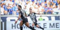  Foto: Pedro Souza / Atlético - Legenda: Hulk celebra o primeiro dos seus dois gols na vitória do Galo sobre a Raposa / Jogada10