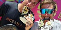 Daniel Schmitt à direita e Galeazzi à esquerda com o troféu   Foto: @programaplaybt / Esporte News Mundo