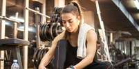 Alguns exercícios na academia podem ser feitos sem tênis  Foto: Bojan Milinkov | Shutterstock / Portal EdiCase