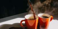 Mistura de café com impurezas tem sido vendido em embalagem semelhante à do café tradicional, segundo associação  Foto: Getty Images / BBC News Brasil