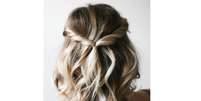 Um dos mais tradicionais, prender as mechas da franja ou da frente na parte detrás é uma opção prática e charmosa para o dia a dia. Na foto, o diferencial são as mechas torcidas, também fáceis de fazer! –  Foto: Reprodução/Pinterest / todateen