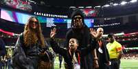Jay-Z chegando ao Super Bowl com as filhas Blue Ivy e Rumi  Foto: USA TODAY Esportes via Reuters Connect