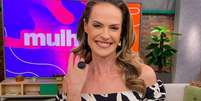 Regiane Tápias no estúdio do 'Mulheres': mensagens de ódio deixaram a apresentadora fragilizada  Foto: Reprodução