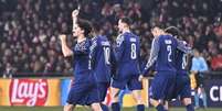  Foto: Divulgação / PSG - Legenda: Vitinha acena para a torcida do PSG após marcar, de pênalti, o primeiro gol do PSG sobre o Brest / Jogada10