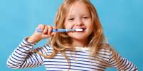 Os cuidados com os dentes devem iniciar na infância  Foto: Olga Nikiforova | Shutterstock / Portal EdiCase