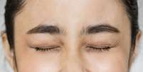 Mulher com os olhos fechados  Foto: Freepik