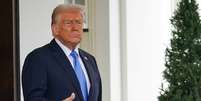 Presidente dos Estados Unidos, Donald Trump, sinaliza com a mão  Foto: Nathan Howard / Reuters