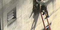 Resgate de funcionários de fábrica no Rio de Janeiro foi dramático  Foto: Reprodução/TV Globo