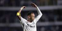 Neymar (Santos) chamando a torcida ap&oacute;s realizar grande jogada em sua reestreia pelo Santos, no dia 05.02.2025&nbsp;  Foto: Associated Press / Alamy Stock Photo