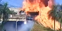 Caminhão-tanque explode após colisão e motorista pula de viaduto no Paraná  Foto: Reprodução/Instagram:@folha_do_sertao