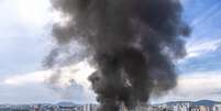 Inc&ecirc;ndio come&ccedil;ou por volta das 17h e teve as chamas contidas duas horas depois.  Foto: Daniel Teixeira/Estad&atilde;o / Estad&atilde;o