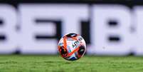 Neymar com a bola penalty –  Foto: Raul Baretta/ Santos FC. / Jogada10