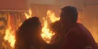 A novela da Globo Volta por Cima teve cena de incêndio em barracão  Foto: Reprodução/Globo / Contigo
