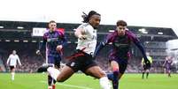  Foto:   Clive Rose/Getty Images - Legenda: Traoré, de branco, recebe a marcação de Neco Williams,do  Nottingham.Ataante do Fulham foi um dos melhores em campo. / Jogada10