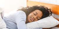Dormir bem é importante para o controle do peso  Foto: Prostock-studio | Shutterstock / Portal EdiCase