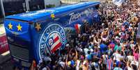  Foto: Letícia Martins/EC Bahia - Legenda: Torcida do Bahia acompanhou o ônibus do clube na chegada ao local / Jogada10