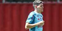  Foto: Gilvan de Souza/Flamengo - Legenda: Ayrton Lucas treina com grupo, nesta ter&ccedil;a-feira / Jogada10