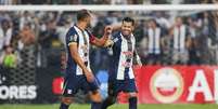  Foto: Divulgação / Conmebol - Legenda: Ceppelini (à direita) recebe o cumprimento de Barcos após fazer o gol da vitória do Alianza sobre o Boca / Jogada10