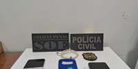 Polícia apreendeu celulares e chips com suspeito de ser mandante do crime  Foto: Divulgação/Polícia Civil