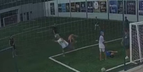 Homem entra em campo de futebol e chuta criança em Minas Gerais  Foto: Reprodução/X