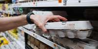 Alguns supermercados americanos come&ccedil;aram a racionar a venda de ovos para fazer frente &agrave; escassez do produto  Foto: Getty Images / BBC News Brasil