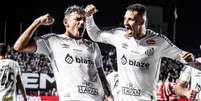  Foto: Raul Baretta/Santos FC - Legenda: Tiquinho (à esquerda, ao lado de Zé Ivaldo)celebra o seu gol,o segundo do Santos sobre o Noroeste / Jogada10