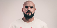Zé Welison, do Fortaleza, com a camisa da campanha ''Ninguém nasce racista''.   Foto: Mateus Lotif/FEC / Esporte News Mundo