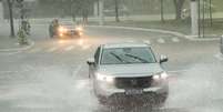 Carros passandom por ponto alagado na Avenida Mário de Andrade, próximo à Al. Olga, no bairro da Barra Funda.  Foto: Daniel Teixeira/Estadão - 14/02/2025 / Estadão