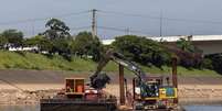 Processo de desassoreamento da calha do rio Tietê no Porto Verão, próximo à barragem da Penha, na zona leste da capital.  Foto: Taba Benedicto/Estadão / Estadão