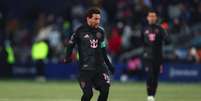  Foto: Kyle Rivas/Getty Images - Legenda: Messi em a&ccedil;&atilde;o com a camisa do Inter Miami na vit&oacute;ria sobre o Sporting Kansas City / Jogada10