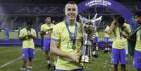 Igor Serrote com a taça de campeão do Sul-Americano Sub-20.   Foto: Rafael Ribeiro/CBF / Esporte News Mundo