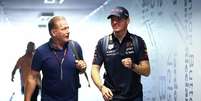 Jos Verstappen e Max Verstappen durante Grande Prêmio em 2024  Foto: Fonte Reprodução
