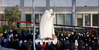 Pessoas rezam em frente a hospital onde o papa está internado em Roma  Foto: Vincenzo Livieri / Reuters