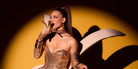 Bia segura banana com look da Vogue  Foto: Reprodução/Instagram