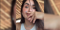 Influenciadora Maria Venture exibe aliança do noivado com a cantora Yasmin Santos nas redes sociais.   Foto: Reprodução/Instagram @mariaventure