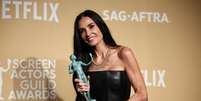 Demi Moore posa com o prêmio de Melhor Performance de Atriz em Papel Principal por "The Substance" no 31º Screen Actors Guild Awards, em Los Angeles, Califórnia, EUA, 23 de fevereiro de 2025.   Foto: REUTERS/Daniel Cole