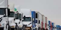 Fila de caminhões em passagem na fronteira entre EUA e México 26/11/2024   Foto: REUTERS/Daniel Becerril