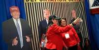 Participantes tiram selfies com imagens de Trump na Conferência de Ação Política Conservadora (CPAC): para observadores externos, afirmação de uma nova "era de ouro" pode parecer estranha, mas para partidários do presidente americano sua própria volta ao poder já é um sinal disso Andrew Harnick/Getty Images  Foto: The Conversation